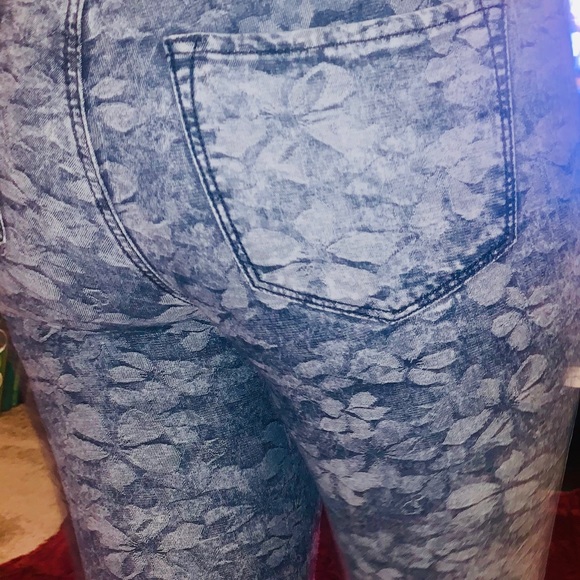 🌹Highwaisted Jeans with Flower Design - Picture 4 of 4